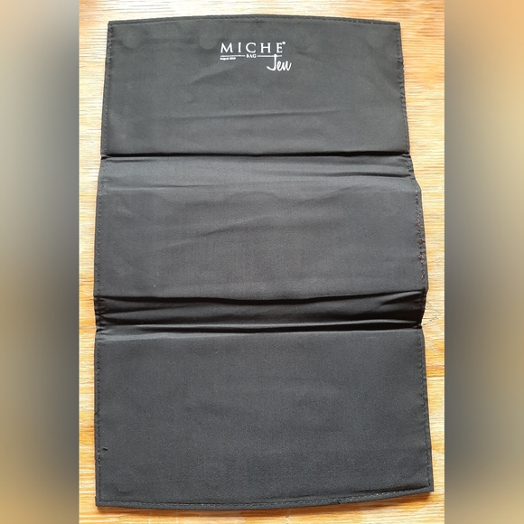 Miche Cover - Picture 3 of 4